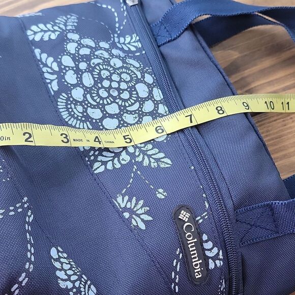 Columbia. Insulated Hand Bag. EUC - Picture 7 of 8